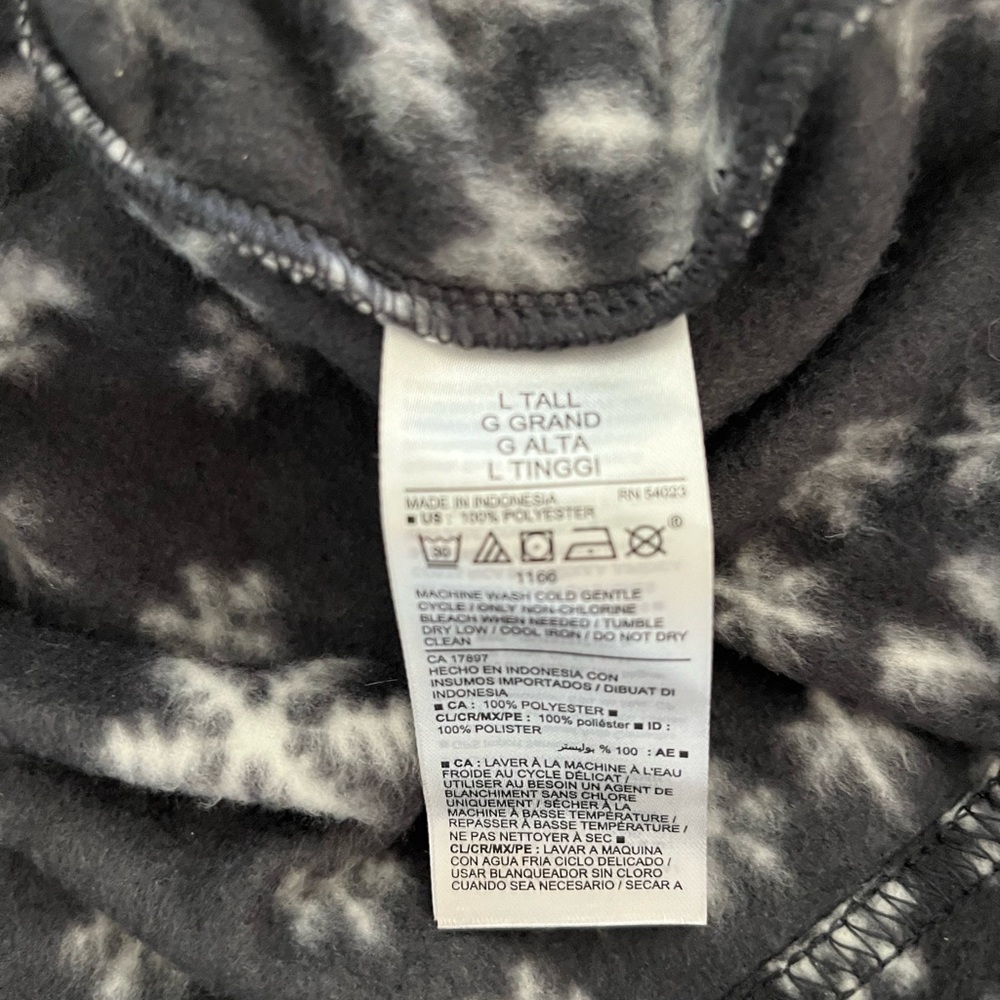 Old Navy Fleece Snowflake Pajama Set - Picture 3 of 11